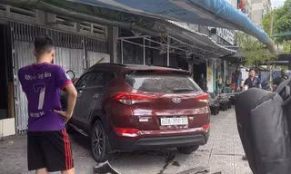 Ô tô 7 chỗ tông loạt xe máy, nhiều người bị thương