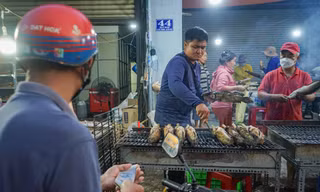 Mua cá lóc nướng về cúng Thần Tài vì năm ngoái... trúng số 