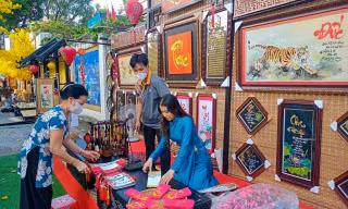 Cận cảnh 'phố ông đồ' ở TPHCM trước giờ khai mạc
