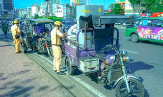 Bị phạt tiền triệu vì lái xe 3 bánh vào trung tâm TPHCM, tài xế phân trần 'vì mưu sinh'