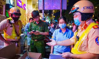 Phát hiện 10.000 bao thuốc lá lậu khi kiểm tra hàng hóa gửi xe trung chuyển