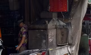Cháy trong chợ, người dân náo loạn tháo chạy