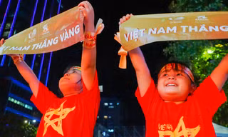 Người dân ken cứng phố đi bộ Nguyễn Huệ xem đội tuyển U23