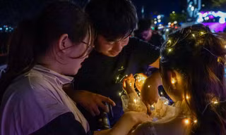 TPHCM đồng loạt tắt đèn, người dân xuống đường hưởng ứng 'Giờ trái đất'