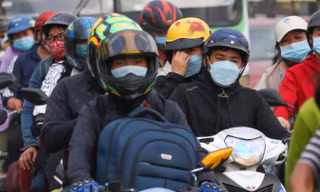 Người dân trở lại TPHCM: Cửa ngõ ùn ứ, sân bay Tân Sơn Nhất chật kín người