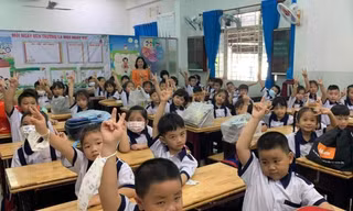 Hơn 1 triệu học sinh TPHCM nô nức tựu trường năm học mới 