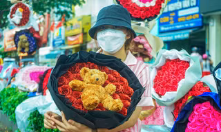 'Hoa dát vàng', hoa sô cô la độc, lạ dịp lễ tình nhân ở TPHCM 
