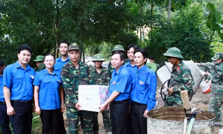 Áo xanh và lán trại trên một cung đường