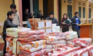 Tặng chăn ấm cho học sinh nghèo Yên Bái