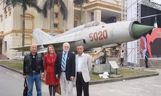 Vợ chồng Trimble- Rachel cùng Trần Việt bên chiếc Mig-21 mà Trần Việt từng lái