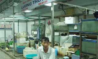 Cửa hàng thực phẩm tươi sống tại chợ Hàng Da vắng khách Ảnh: Tuấn Minh