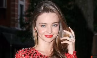 Miranda Kerr thướt tha khoe dáng với váy ren sexy