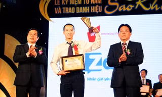 Bộ trưởng Bộ Thông tin và Truyền thông Nguyễn Bắc Son trao danh hiệu Sao Khuê 2013 cho sản phẩm Zalo