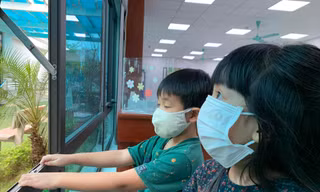 Nhiều học sinh ngóng trường học từ xa. Đến bao giờ học sinh được đến trường? Ảnh: Đ.H