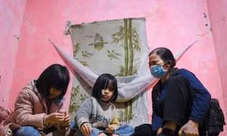 Hai con gái lớn của anh Trung hiện đang ở với bố và ông bà nội.