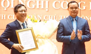 Ông Nguyễn Đình Khang Chủ tịch Tổng Liên đoàn Lao động Việt Nam Việt Nam trao quyết định công nhận ông Vũ Anh Đức làm Chủ tịch Hội đồng trường Trường ĐH Tôn Đức Thắng