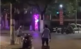 Đối tượng nhiều lần thực hiện hành vi ném vỏ chai thủy tinh giữa đường phố. (Ảnh cắt từ clip)