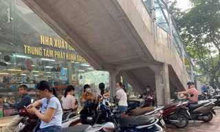 Nhiều phụ huynh thấp thỏm chờ con trước cổng trường thi của ĐH Sư phạm Hà Nội. Ảnh: Đỗ Hợp