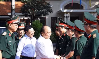Chủ tịch nước Nguyễn Xuân Phúc với các đại biểu tham dự hội thảo. (Ảnh: Thống Nhất/TTXVN) 