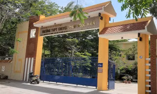 Trường cho phép học sinh nhuộm tóc, thoa son 'không nổi bật': Nên cấm hay khuyến khích?