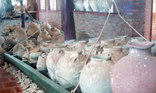 Các cổ vật trăm năm lấy lên từ con tàu đắm ở vùng biển Phú Quốc được trưng bày tại Bảo tàng Cội Nguồn (Phú Quốc)