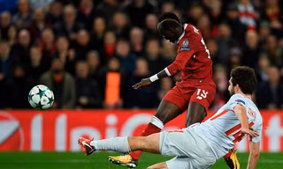 Spartak (áo trắng) thua trắng 7 bàn trước Liverpool.