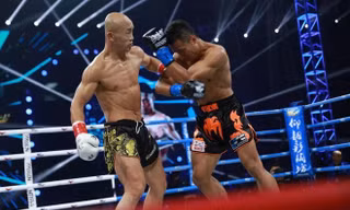 Yi Long (trái) bị võ sĩ Thái Lan hạ gục ở hiệp 2.