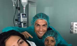 Cristiano Ronaldo hạnh phúc đón con thứ 4
