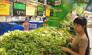 Riêng rau xanh tại siêu thị Big C The Garden vẫn đứng giá, trong khi nhiều mặt hàng giảm mạnh
