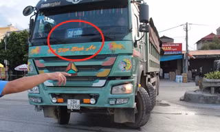 Nhiều xe hổ vồ đeo lô-gô thông chốt liên ngành Hà Nội