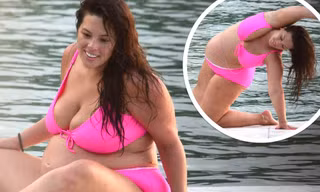 Mẫu ngoại cỡ Ashley Graham bụng bầu 'vượt mặt' vẫn tập yoga với bikini nóng 'bỏng mắt'