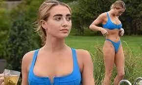 Sao truyền hình 9x đẹp như mộng với bikini