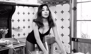 'Tượng đài nhan sắc' Monica Bellucci nóng bỏng ngỡ ngàng ở tuổi 57
