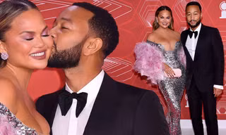 Người mẫu Chrissy Teigen mặc xẻ sâu lộ gần trọn vòng một trên thảm đỏ