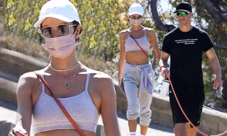 Siêu mẫu Alessandra Ambrosio mặc bra khoe eo săn chắc, tay trong tay trai lạ
