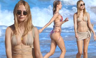 Mẫu 9x diện bikini siêu bé, dáng đẹp như tượng tạc ở biển