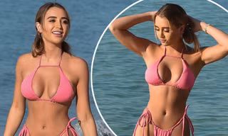 Sao truyền hình 9x cực quyến rũ và xinh đẹp với bikini hồng ở biển