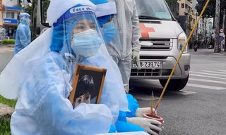 Nghệ sỹ Bình Tinh nén đau thương, lo liệu cho mẹ là nghệ sỹ Bạch Mai và những người thân