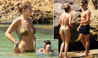 Rita Ora đi biển với trai lạ giữa tin đồn chia tay bạn trai vì COVID-19