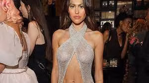 Amelia Hamlin nối gót Megan Fox, gây sốc khi mặc váy lưới lộ trọn vòng một ở sự kiện