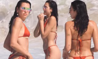Hai mỹ nhân nóng bỏng của Hollywood 'đọ' dáng với bikini siêu bé ở biển