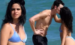 Camila Cabello tự tin diện bikini dù lộ mỡ thừa, ‘khóa môi’ bạn trai ngọt lịm trên bãi biển