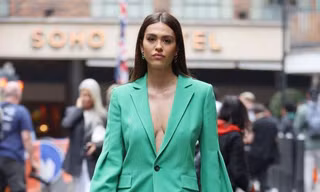 Nàng mẫu 20 tuổi diện phong cách không nội y, đẹp như fashionista trên phố