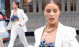Hoa hậu Olivia Culpo buộc khăn thay áo lót gợi cảm lạ mắt