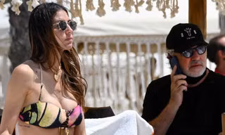 Tình cũ của tài tử George Clooney khoe ngực đầy 'bỏng mắt' với bikini
