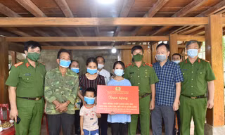 Cục CSĐT tội phạm về ma túy trao học bổng "Thắp sáng ước mơ" cho hai con của trung tá Vi Văn Luân