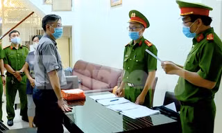 Cơ quan điều tra tống đạt các quyết định khởi tố bị can, bắt tạm giam đối với ông Lê Đức Vinh