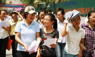 Thí sinh ra khỏi phòng thi trong kì thi ĐH, CĐ năm 2010