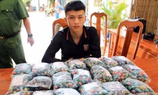 Bị truy đuổi, đối tượng chở hàng nghìn viên pháo lao xe vào nhà dân