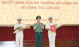 Thượng tá Huỳnh Việt Hòa (bên trái), tân Giám đốc Công an tỉnh Hậu Giang